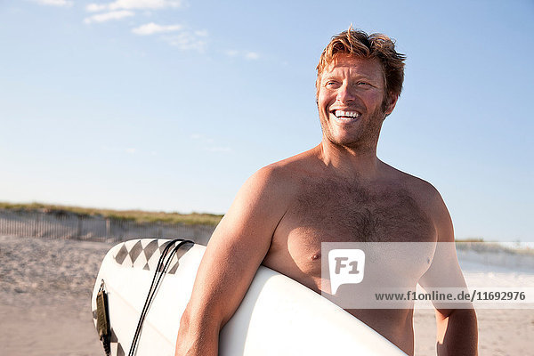 Wegsehender Surfer Porträt