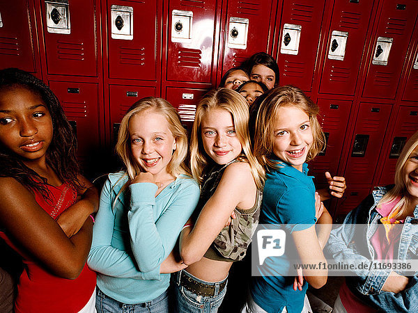 Junge Freunde stehen zusammen in der Umkleidekabine der Schule  Porträt