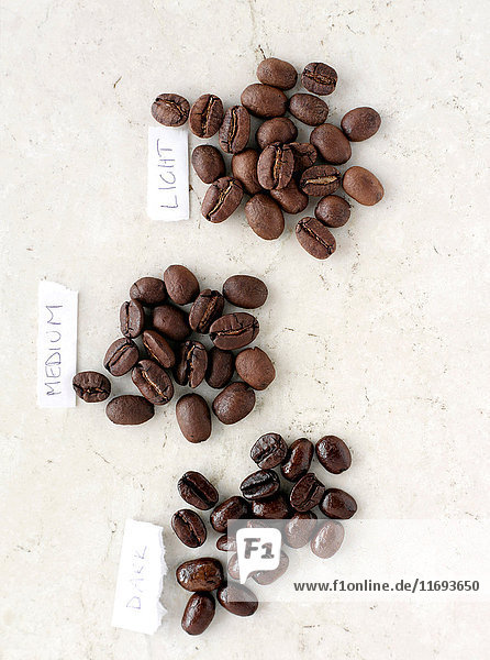 Stapel von gekennzeichneten Kaffeebohnen