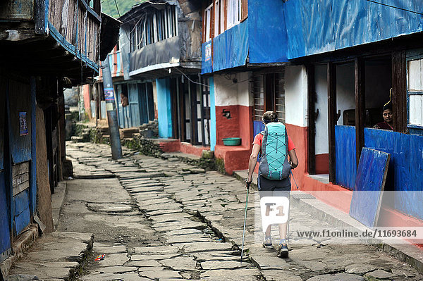 Frau wandert durch ein kleines Dorf  Bhulbhule  Nepal