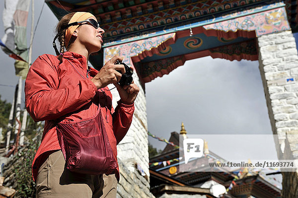 Weibliche Trekkerin vor einem Chorten  Oberer Pisang  Nepal