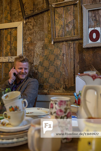 Lächelnder Mann beim Telefonieren