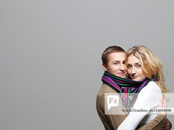 Junges Paar mit gleichem Schal