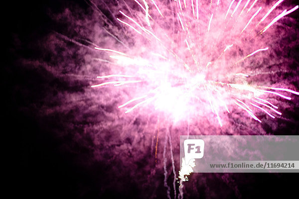 Explosion eines rosa Feuerwerkskörpers