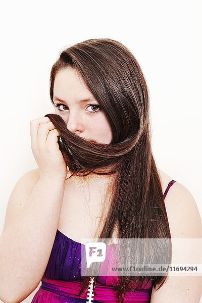 Teenager-Mädchen versteckt ihr Gesicht mit Haaren