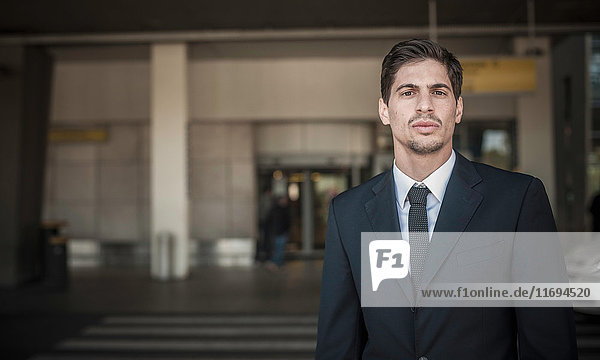 Porträt eines jungen Mannes vor dem Flughafen