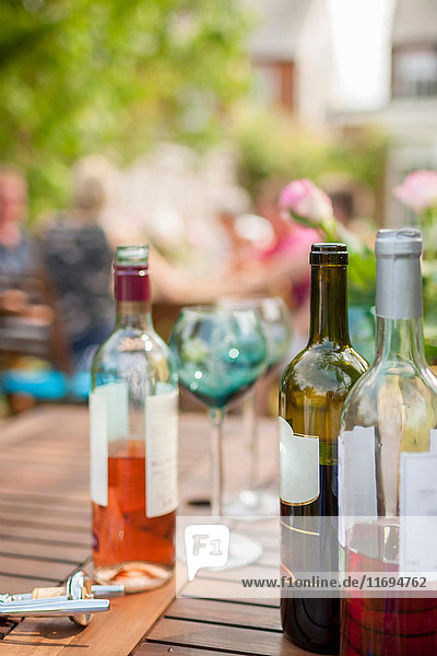Weinflaschen auf dem Tisch im Freien