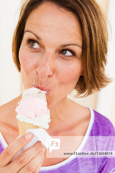 Nahaufnahme einer Frau  die eine Eistüte isst