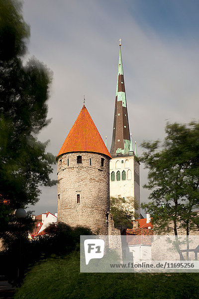 Mittelalterliche Stadtmauer und Kirchturm
