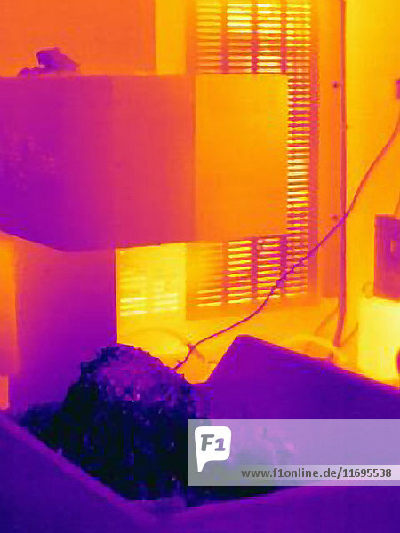 Wärmebild von kalten Metallspänen  die von einer CNC-Maschine fallen