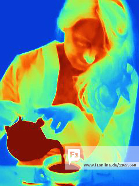 Wärmebild einer Frau beim Tee