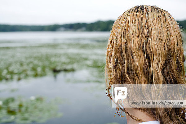 Frau am Seeufer mit nassem Haar