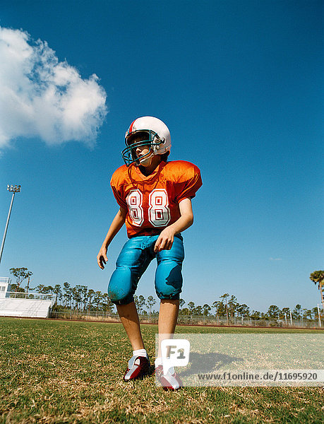 Junge spielt American Football