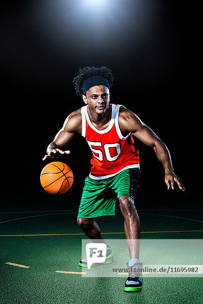 Basketballspieler hüpfender Ball