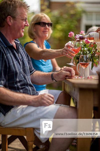Ehepaar trinkt gemeinsam Wein im Freien
