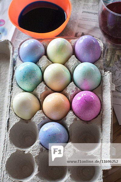 Gefärbte Eier im Tablett
