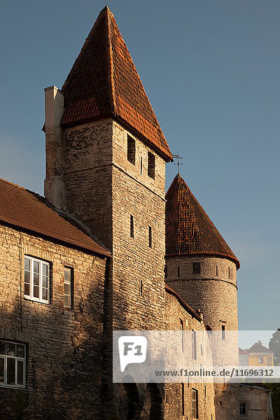 Mittelalterliche Stadtmauer mit Fenstern