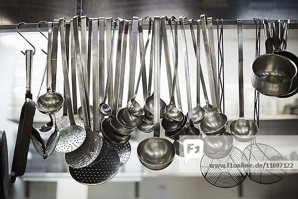 Geschirr auf Metallgestell in der Großküche