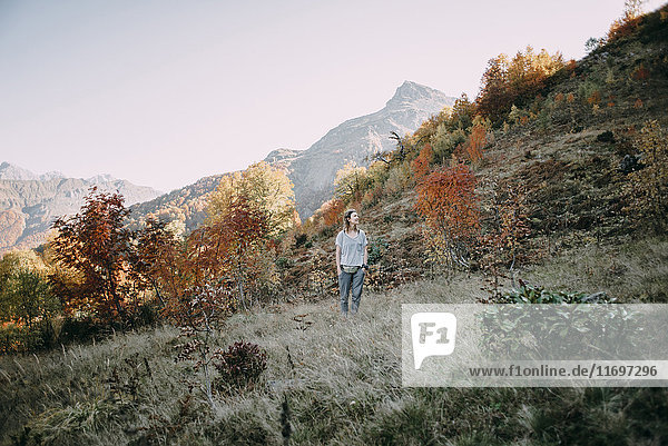 Kaukasische Frau beim Wandern auf einem Berg im Herbst