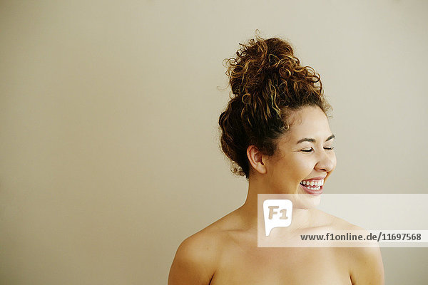 Porträt einer lachenden nackten Mixed Race Frau
