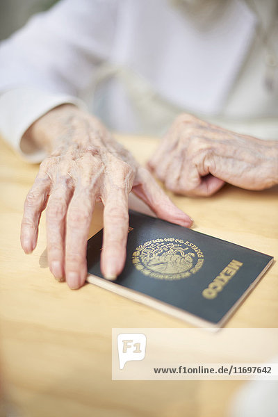Ältere kaukasische Frau mit mexikanischem Reisepass