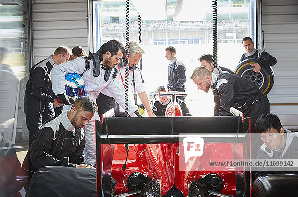 Boxencrew bereitet Formel-1-Rennwagen in der Reparaturwerkstatt vor