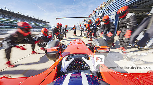 Boxencrew bereit für Formel-1-Rennwagen im Boxenstopp