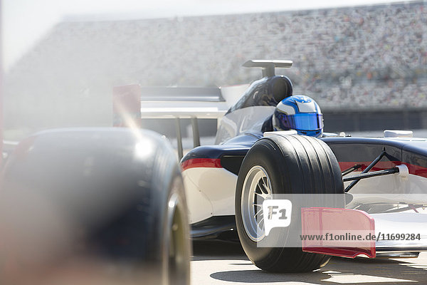 Formel-1-Rennwagen und Fahrer in der Boxengasse