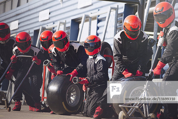 Boxenmannschaft bereit mit Reifen in der Formel 1 Boxengasse