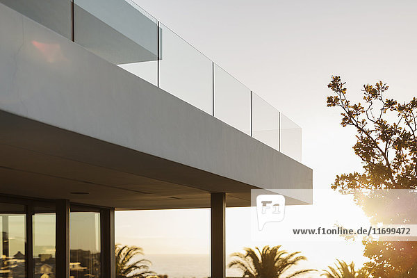 Balkon des modernen Luxus-Hauses Vitrine außen bei Sonnenuntergang