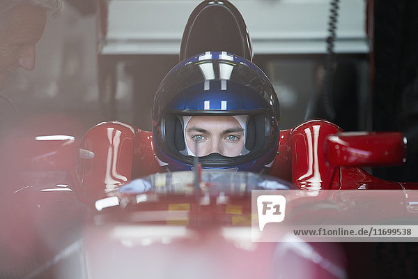 Fokussierter Formel-1-Rennfahrer mit Helm