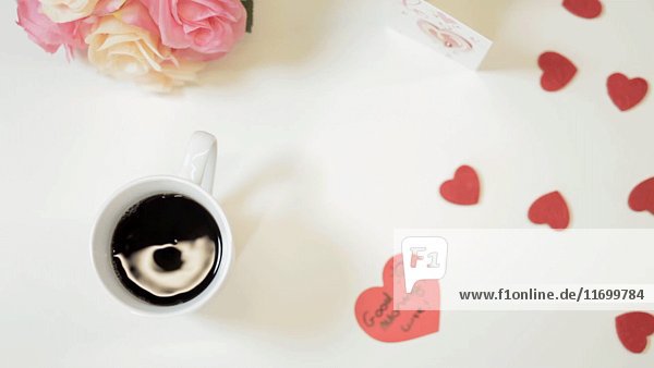 Tasse Kaffee mit Herzen und Blumen  hohe Winkelansicht