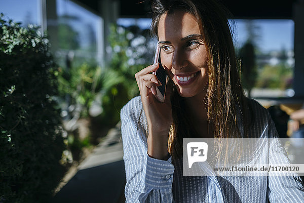 Lächelnde Frau am Telefon