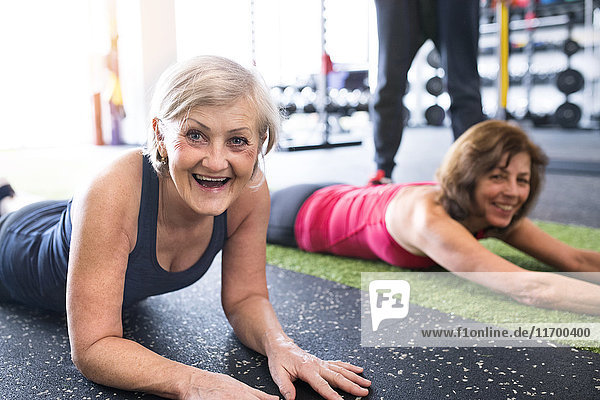 Zwei fitte Seniorinnen mit Spaß im Fitnessstudio
