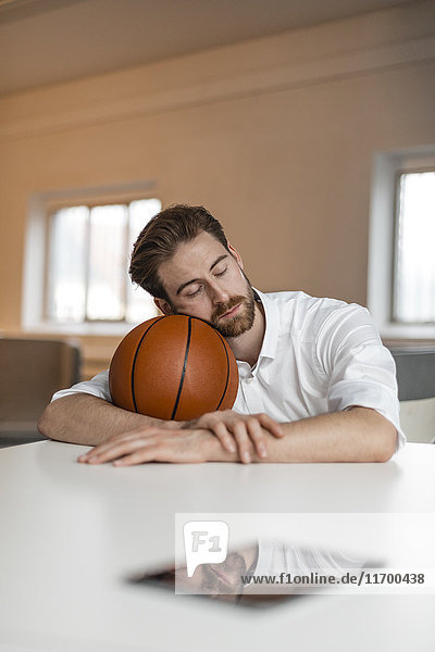 Porträt eines jungen Freiberuflers mit Basketballpause