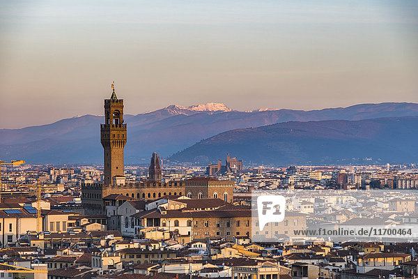 Italien  Florenz  Stadtbild mit Palazzo Vecchio bei Sonnenaufgang