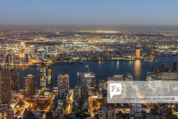 USA  New York City  Stadtbild in der Abenddämmerung