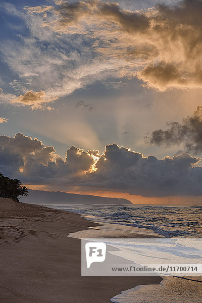USA  Hawaii  Oahu  Sonnenuntergang und Surfen am Sunset Beach