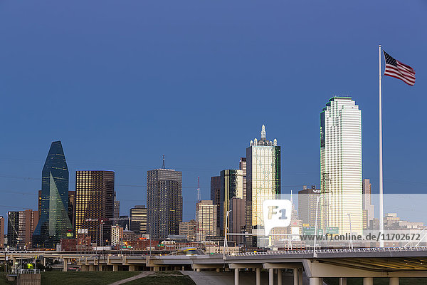 USA  Texas  Dallas Skyline zur blauen Stunde