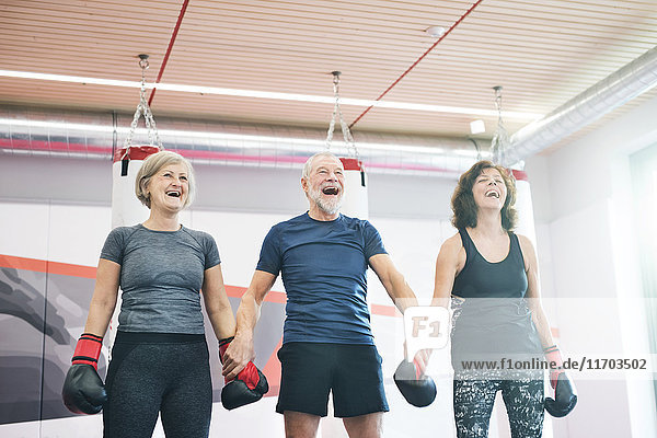 Gruppe von glücklichen Senioren  die in der Turnhalle trainieren  Boxen