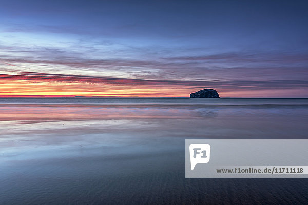 UK  Schottland  East Lothian  Bass Rock bei Sonnenuntergang am Strand von Seacliff