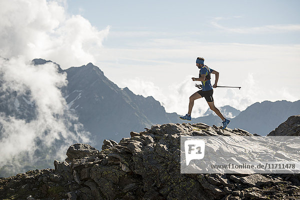 Italien,  Alagna,  Trailrunner unterwegs beim Monte Rosa Gebirgsmassiv