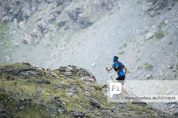 Italien  Alagna  Trailrunner unterwegs beim Monte Rosa Gebirgsmassiv