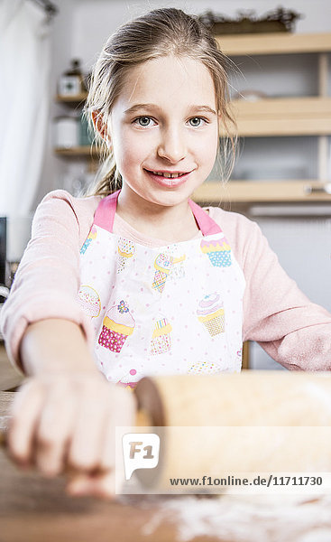 Porträt des lächelnden Mädchens beim Backen in der Küche