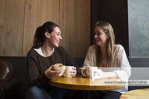 Zwei glückliche Freunde in einem Coffee-Shop