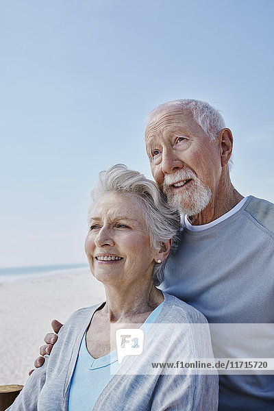 Lächelndes Seniorenpaar am Strand