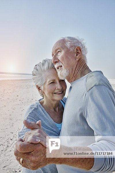 Fröhliches Seniorenpaar beim Tanzen am Strand