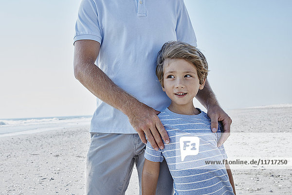Junge mit seinem Vater am Strand