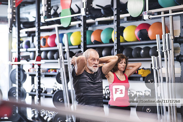 Senior Mand und Frau im Fitnessstudio mit Medizinbällen