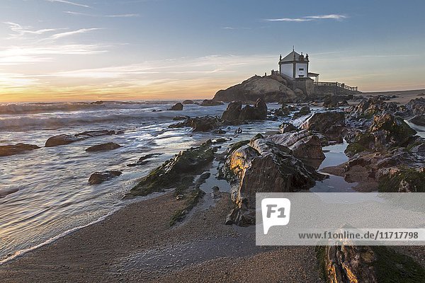 Capela do Senhor da Pedra  Kapelle  felsiger Strand  Portugal  Europa